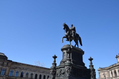 Bildhauers Ernst Julius Hähnel schuf auch das reisterstandbild von König Johann auf dem Theaterplatz. Es steht vor der Sempergalerie.