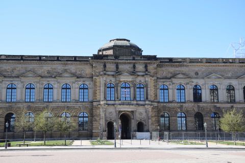 Die Sempergalerie in Dresden ist reich mit insgesamt 120 Sandsteinskulpturen verziert. 