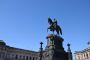 Bildhauers Ernst Julius Hähnel schuf auch das reisterstandbild von König Johann auf dem Theaterplatz. Es steht vor der Sempergalerie.